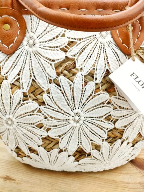 CAPAZO DE RAFIA Y POLIPIEL CAMEL FORRADO DE FLORES BORDADAS - Imagen 2